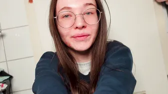 Emmi Hill rubs meaty pussy with panties