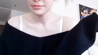 alexis Hot chick twirls big booty