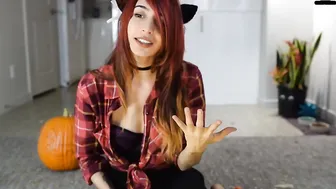 lizmreow Adorable lady caresses shaved cunt