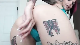 annabellpeaksxx Pleasant babe touches sexual lips with fingers