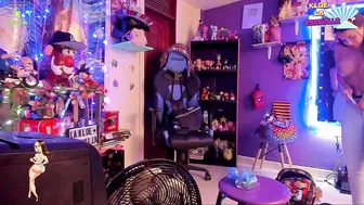 kloelamaravilla18 sexy chick masturbates shaved pussy