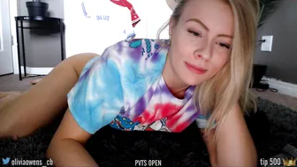 oliviaowens put two fingers into her anus