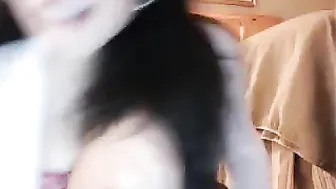 lil_piglet rubs her pussy