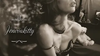 jenovakitty manyvids gorgeous female masturbates vagina