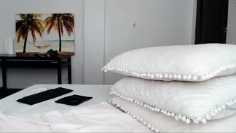 allforshow93 slim bitch jerks off with sex toys