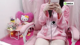 babydollasian586 attractive cockroach shows tanned body