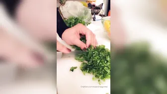 ESPERANZA GOMEZ onlyfans 19-12-06 9799973 Aqu esperando por sus tips para terminar de hacer la cena... 480x848