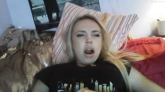 yourbabylynn23 chaturbate takes off her panties