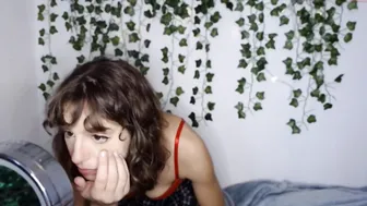 issyeden chaturbate in a new apartment shows a striptease