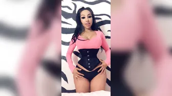 kaliyahgoddess_I just love corsets want to see it come off anakaliyah_9805003
