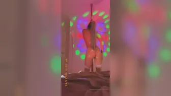 breelouisexoxo 24 12 2019 17099331 Loving this pole