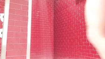 tconradx 30 12 2017 1508683 Video  showering in the airport lounge )