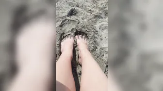 ellanovaxxx 10 07 2017 615003 My sandy toes wiggling and digging in the sand at