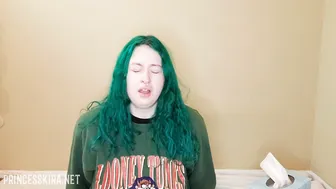 PRlNCESSKlRA cute chick fucks herself with sex toys