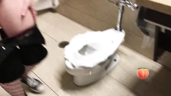 Delilah_Cass Public_Peeing_On_Toilet ManyVids