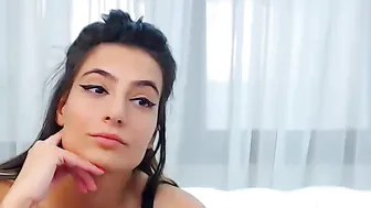 ninacrystal  rought herself to orgasm in free chat