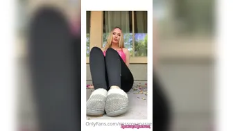 missroxanarae-06-05-2020-37528154-Out enjoying the sun yesterday. Look how dirty my fe