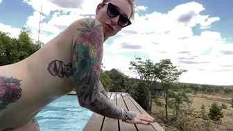 ava_austen 28 11.2019 HOLIDAY VID. Finger fucking on the pool edge