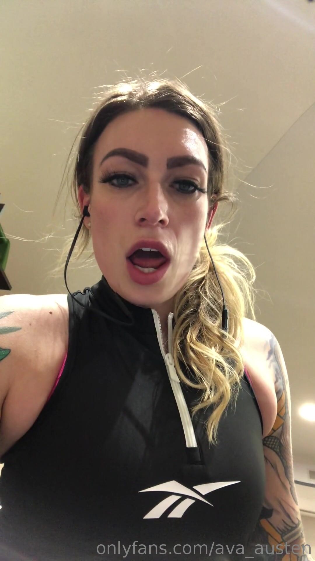 Ava austen в платье. ава аустен. Ava austen. Ava austen. ава аустен.