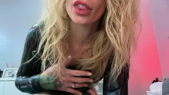 ava_austen 15 04.2020  1 Black Latex clinging to my curves I instruct you to st