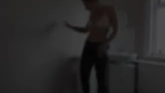 ava_austen 15 02 2017 488011 Rubbing playing in a cold bath