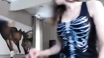 aapl  fingers her asshole while massaging pussy