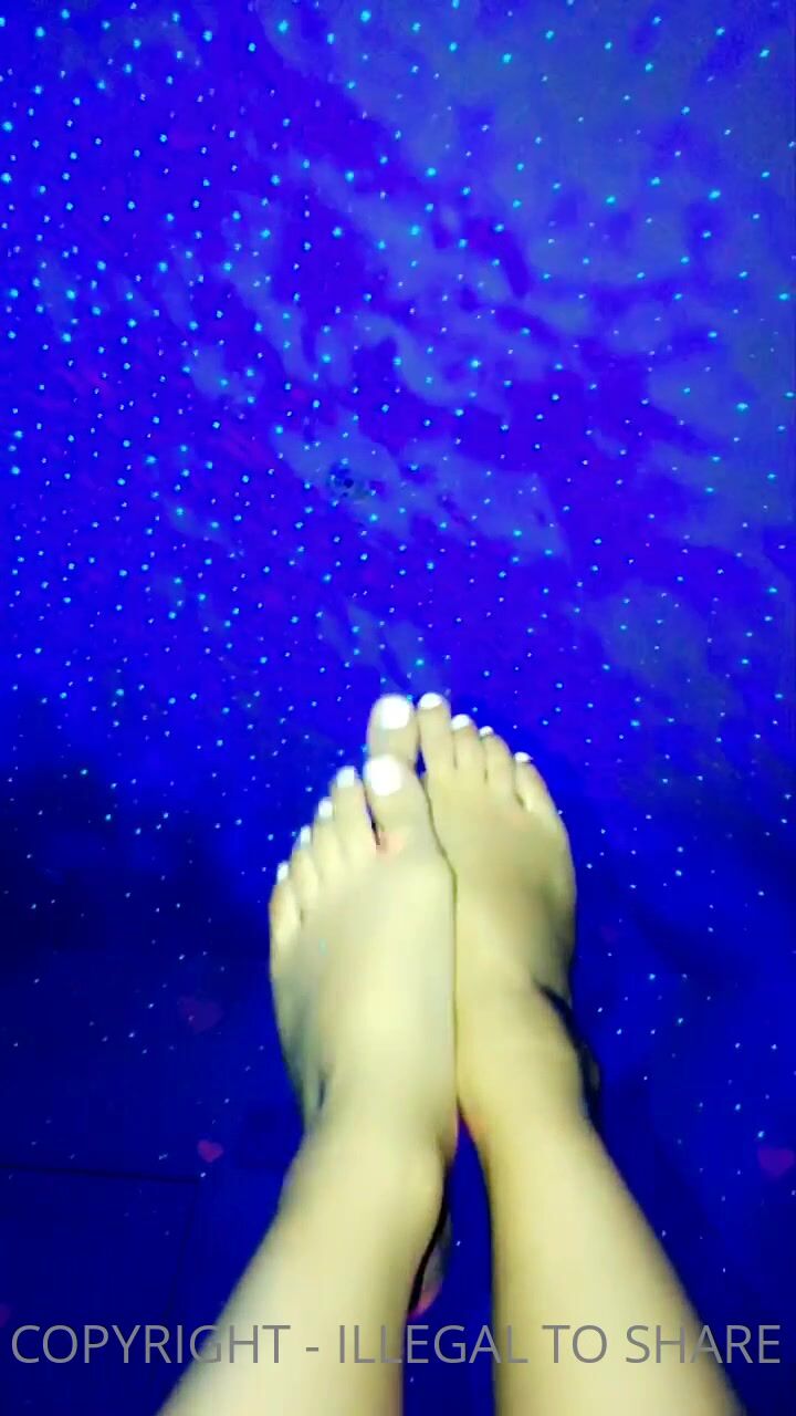 Elena Genevinne onlyfans 15 05 2020 39808841 Any feet lovers