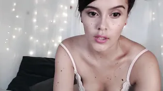 ameliepoe  plays with creamy pussy