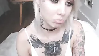 ashlie_lotus  Having a good time with her pussy