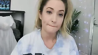 nikki_haze  fingering her asshole