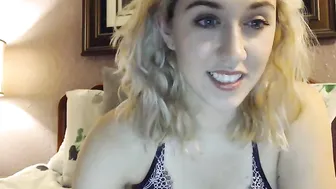 kay_xo_leigh  fingers her asshole while massaging pussy