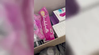 emilieberubefree_12.04.2021_134060855_I_received_a_lot_of_new_stuff_this_morning_and_i_have_more_coming_this_week_its_time_to_ask_for_new_custom_videos_pic