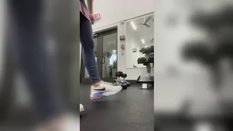 thatgirlfromtiktok_05.06.2021_154089158_Getting_back_into_my_fitness_so_hereБ??s_a_clip_of_me_squatting_today_П??°