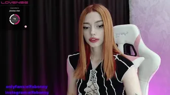 elfobonnyy устроила петинг шоу для влажной дырочки