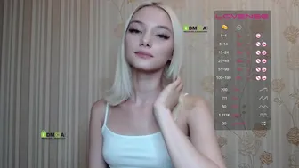 Sweetgirl ебет себя маленьким вибратором