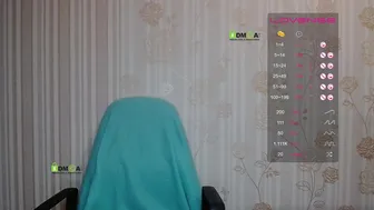 Sweetgirl ласкает пилотку фалосом