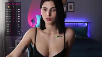 Sasha-unic медленно и нежно трахает свои дырочки