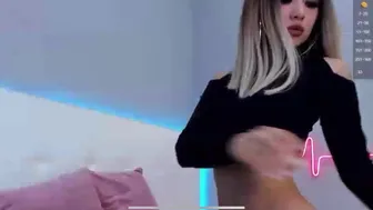 Lambaby массирует свою пилотку во фри