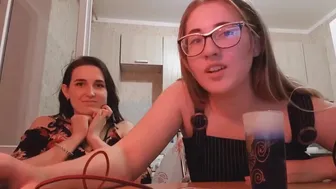 YOUKAT засунула себе в пилотку вибратор