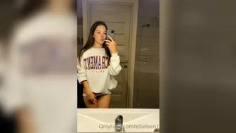 Ellie Leen  Busty beauty communicates in free chat