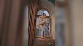 Grace_t Crazy Curva gently pulls pussy