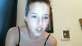 brookepeeksxx  toying with her horny pussy