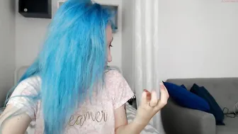 mineeett  Showed that she had between her legs in front of the camera