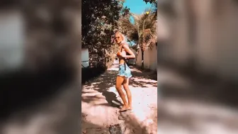 sarahardel onlyfans Busty blonde posing in front of the camera