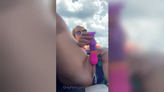 Lemon__Cakes onlyfans Adult mare jerks both holes with fingers