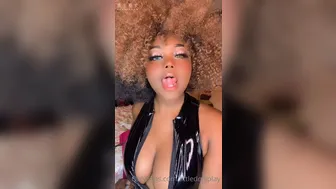 littledolljplay  onlyfans Pretty woman rubs her wet pink hole with honey