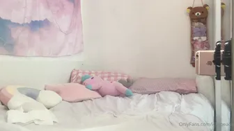 ickypeach  onlyfans Babe with a huge ass jerks off both holes