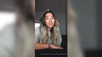 Alaska aka alaskafornia  onlyfans Juicy chick fucks herself in cunt