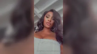 phoenixskye  onlyfans Cute girl masturbates cunt at the wheel