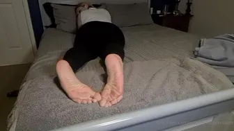 Queengf90  onlyfans Busty girl pulls shaved wet pink hole